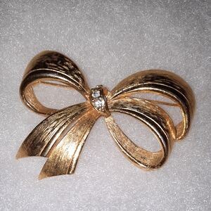 Vintage Avon Ribbon Bow gold tone Brooch rhinestones signed